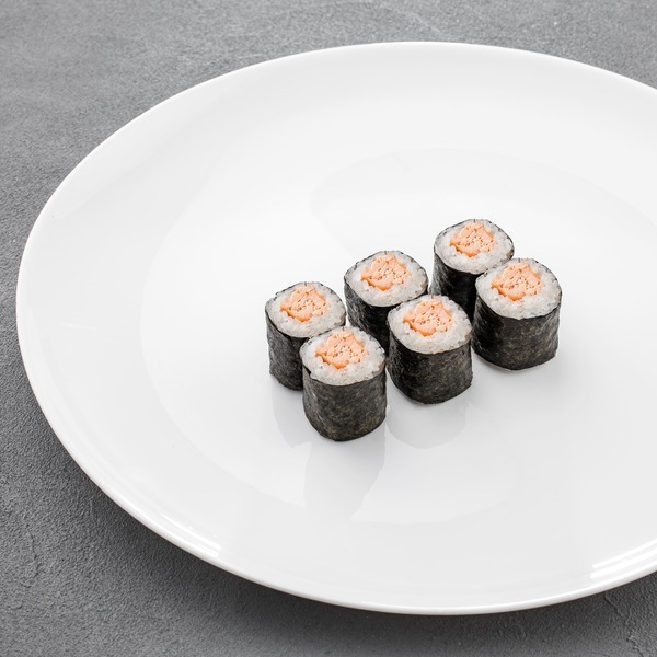 Hosomaki roll with grilled salmon