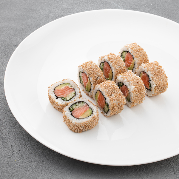 California roll with salmon in sesame