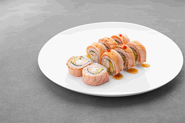 Roll with salmon, shrimp in tempura and mango-jalapeño sauce