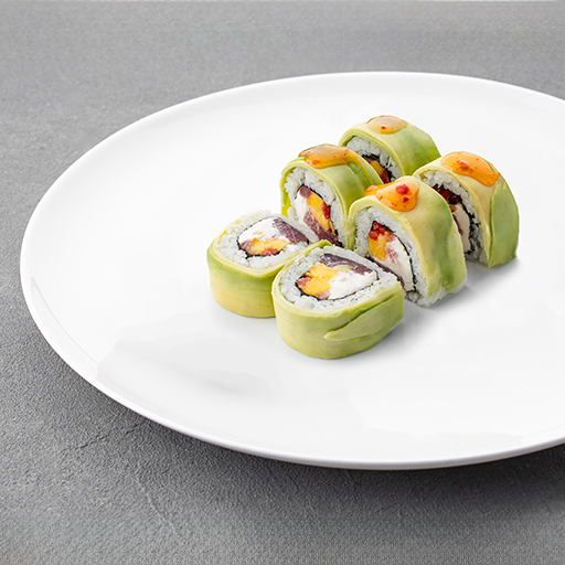 Spicy tuna roll with mango